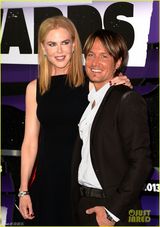 组图：群星亮相乡村奖红毯 泰勒裸背妮可秀恩爱