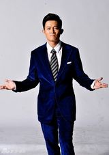 组图：杨志刚全新时尚写真 宝蓝色西装展精英气质