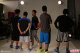 组图：余文乐教篮球学花式动作如像马戏团