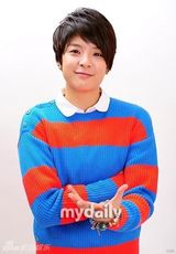 组图：f(x)Amber条纹装俏丽写真 短发表情搞怪