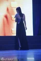 组图：张柏芝露背装献唱 捂胸口防走光