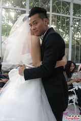 组图：梁汉文拍新歌MV 邀太太重现结婚场面