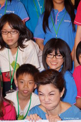 组图：Ella出席公益影像展 喜事将近洋溢幸福