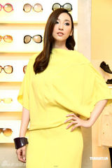 高清图：吴佩慈高腰酒瓶裙走秀 黄色套装妩媚明艳