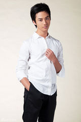 组图：赵文浩拍白色衬衫写真先秀气