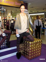 组图：庄思敏性感走秀抢镜 担心被偷拍做好打底工作