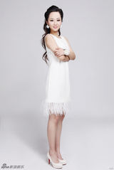 组图：杨紫【演员】拍清新写真 蜕变展露小女人韵味