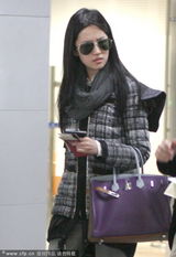 组图：刘亦菲潮装出街 墨镜遮面遇偷拍面露不悦