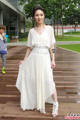 组图：杨千嬅白色长裙优雅亮相 大谈育儿经