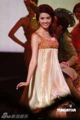 组图：2011香港小姐决选 候选佳丽晚装亮相