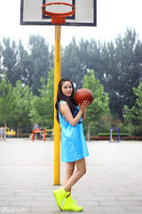 组图：吕艺瓷穿球衣秀美腿青春无敌