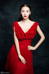 组图：高洋时尚大片红色长裙冷艳高贵