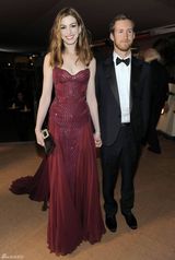 组图：甜姐安妮-海瑟薇主持奥斯卡 百变造型秀才艺