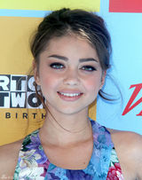 组图：萨拉-海蓝德花朵礼服亮相青春靓丽