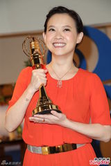 组图：曾宝仪亲吻迟来金钟奖 避谈父亲辞会长