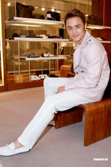 高清组图：明道为新剧来港置装 为迟到向记者致歉