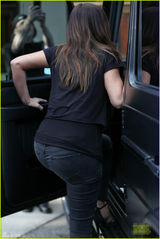 组图：卡戴珊与姐妹外出郊游 镂空衣豪放露半球