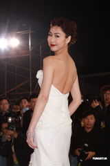 组图：TVB台庆红毯 胡杏儿胡定欣演绎黑白天鹅