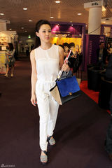 组图：关悦探访戛纳电影市场 尽显知性优雅魅力