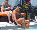 幻灯图：C罗提前结束世界杯征程 游泳纳凉狂晒胸肌