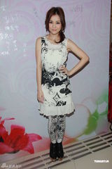 高清图：谢安琪出席活动着装清爽 大赞郑伊健