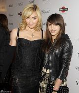 高清：《九》纽约首映 麦当娜母女携手抢镜