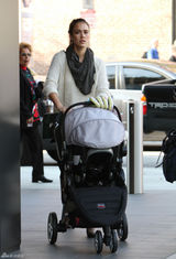 高清组图：杰西卡-阿尔芭街拍白色毛衣搭配长靴