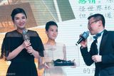组图：黄奕雪纺裤装亮相慈善晚宴 捐赠刘翔战靴