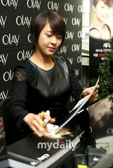 组图：河智苑出席化妆品签售活动 亲切为粉丝签名