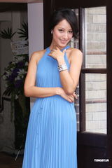 组图：蒋怡蓝色洋装亮相 只等男友求婚