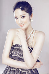 组图：张舒媛蕾丝写真曝光 珠光宝气显名媛气质