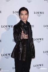 组图：贺军翔帅气亮相活动 Ella担心婚礼哭花妆