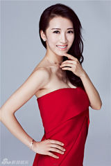 组图：李念红裙写真曝光 时尚潮妈大气婉约