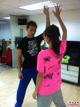 组图：王梓轩为新歌拍MV 邀颜卓灵亲昵谈情