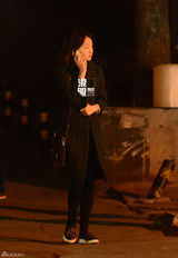 组图：周冬雨深夜外出吃饭 路边等车玩手机卖萌