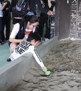 组图：张柏芝带lucas出游 母子二人学做巧克力