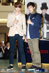 组图：韩国组合神话两人一组3地办签名会谢粉丝