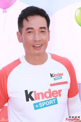 组图：准爸爸陈豪看书学照顾宝宝 向好友取经