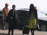 组图：范冰冰霸气装扮现身机场亲自推行李