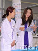 组图：探班《急诊男女》 宋智孝崔振赫救人忙