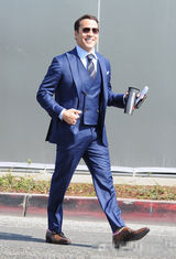 组图：利亚姆-尼森洛城拍电影 与搭档相谈甚欢