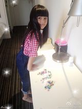 组图：童年小龙女演员超萌生活照 可爱似洋娃娃