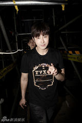 组图：东方神起北京开唱 献劲歌热舞现场变红海