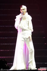 组图：萧敬腾开唱跳骑马舞曝童年照