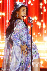 组图：李孝利豹纹装火辣热舞 红唇冶艳挑逗型男