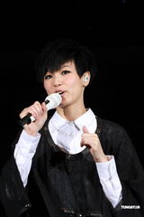 高清组图：何韵诗不改帅气风格 蘑菇头中性开唱