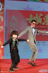 组图：《村晚》群星包饺子 郭富城秀舞技