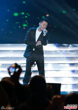 组图：古巨基容祖儿劲歌王盛典称王封后