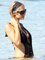 组图：希尔顿黑渔网比基尼抢镜 海滩风骚秀蛮腰