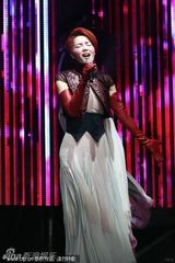 王菲广州个唱薄纱秀玉腿 连换数套礼服魅力百变(图)